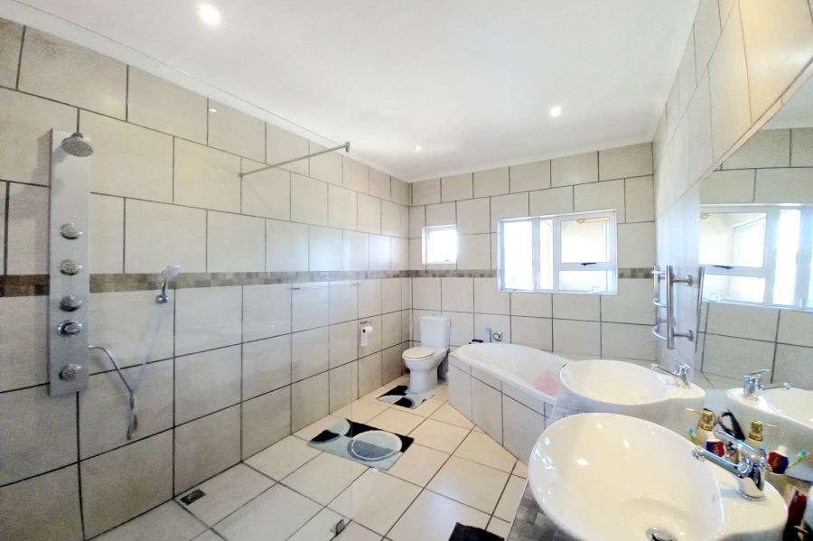 5 Bedroom Property for Sale in Bluewater Bay Western Cape